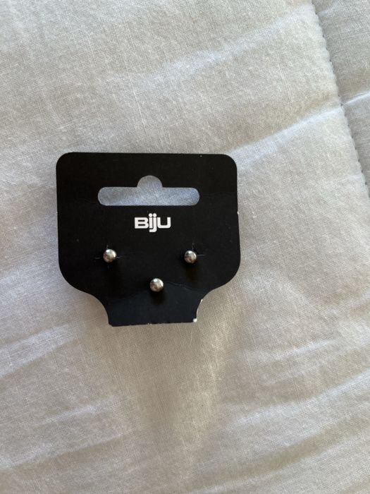 Brincos prateados anti alérgicos