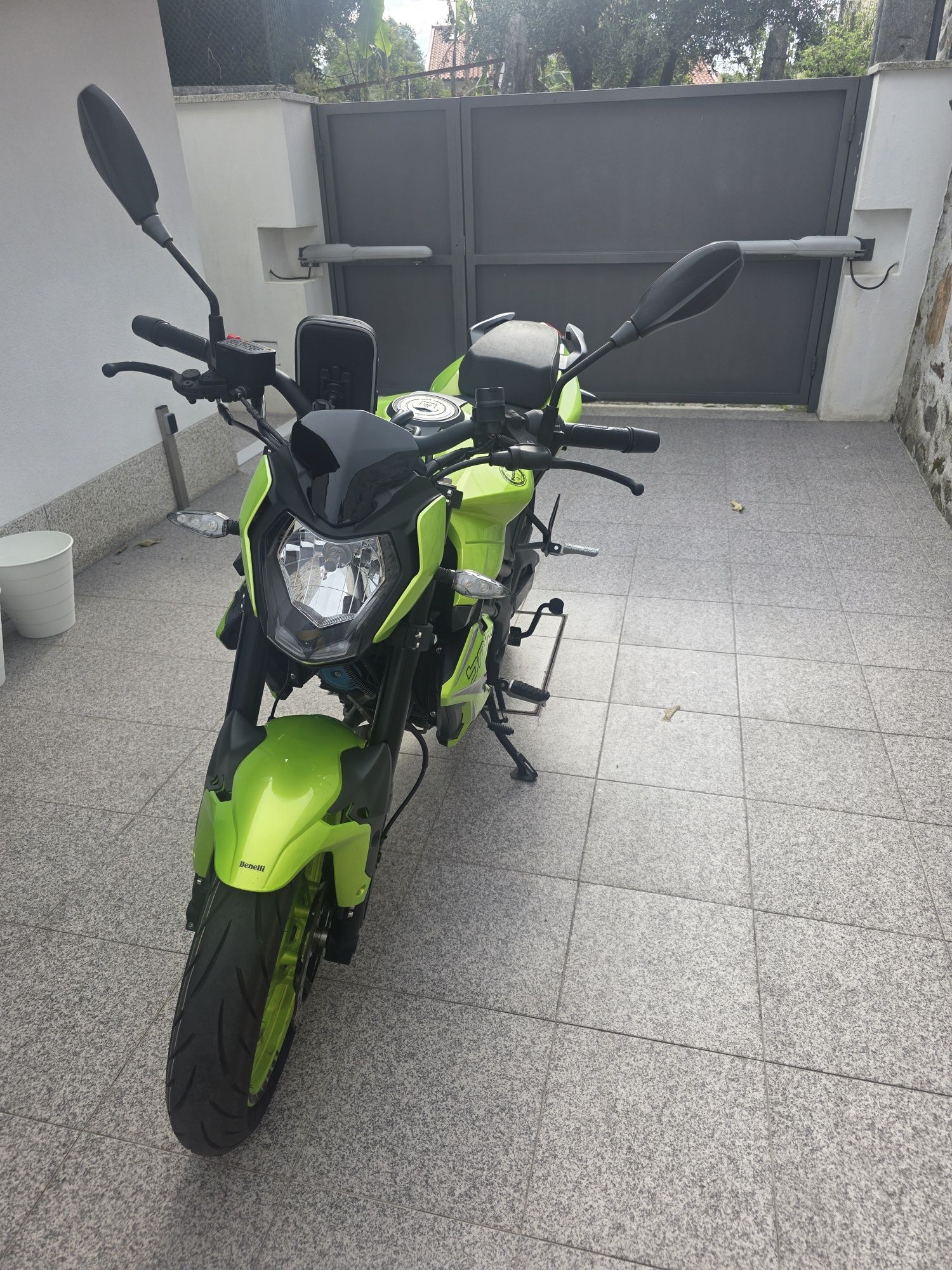 Moto Benelli BN125 Verde