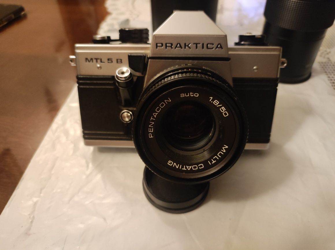 Aparat analogowy Praktica z dwoma obiektywami