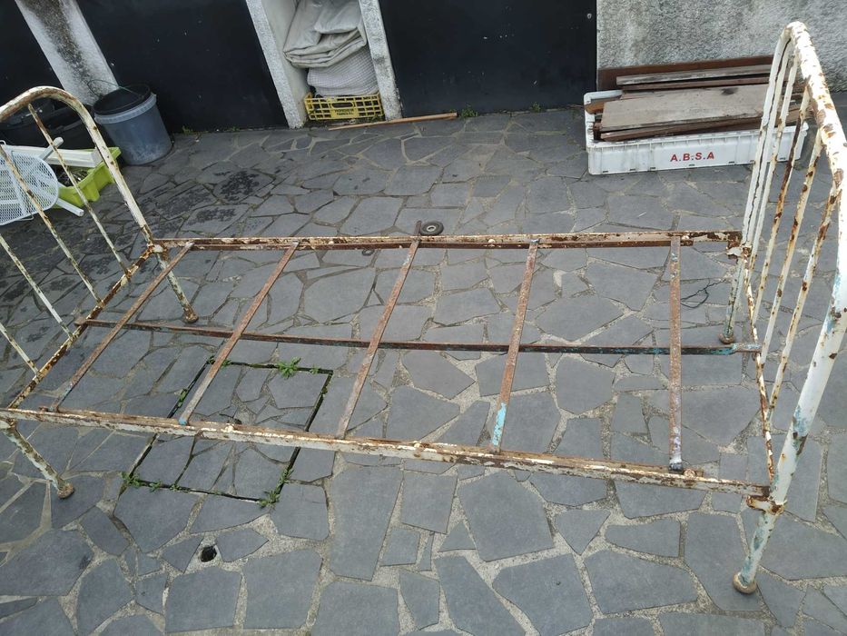 Baixa de preço 4 Camas de ferro antigas, sem restauro.