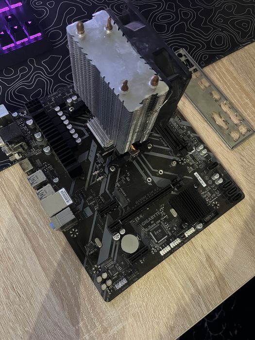 Продам процессор Ryzen 7 2700 + материнская плата Gigabyte b450 s2H v2