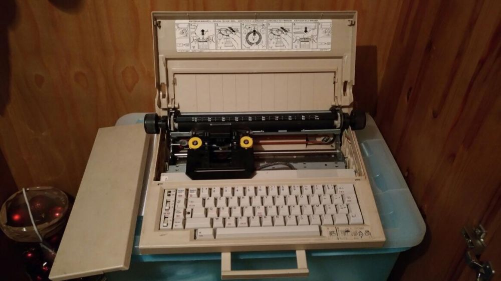Máquina escrever eléctrica Olivetti Hermes EP 250