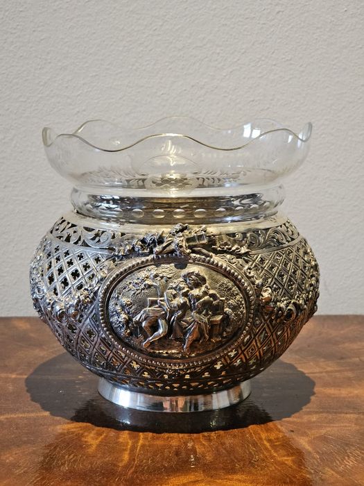 Wazon że srebra bogato zdobiony z reliefem rocaille