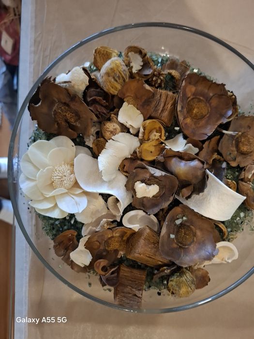 Taça em vidro com pedrinhas e folhas