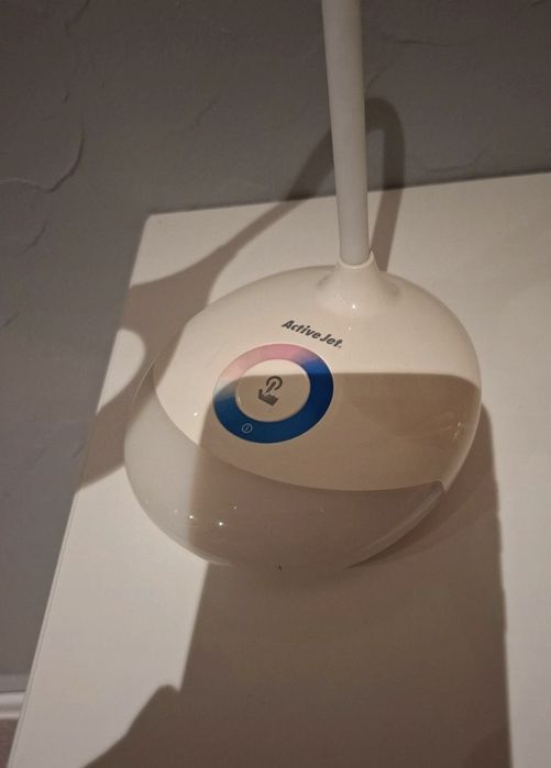 Lampka bezprzewodowa na biurko biała