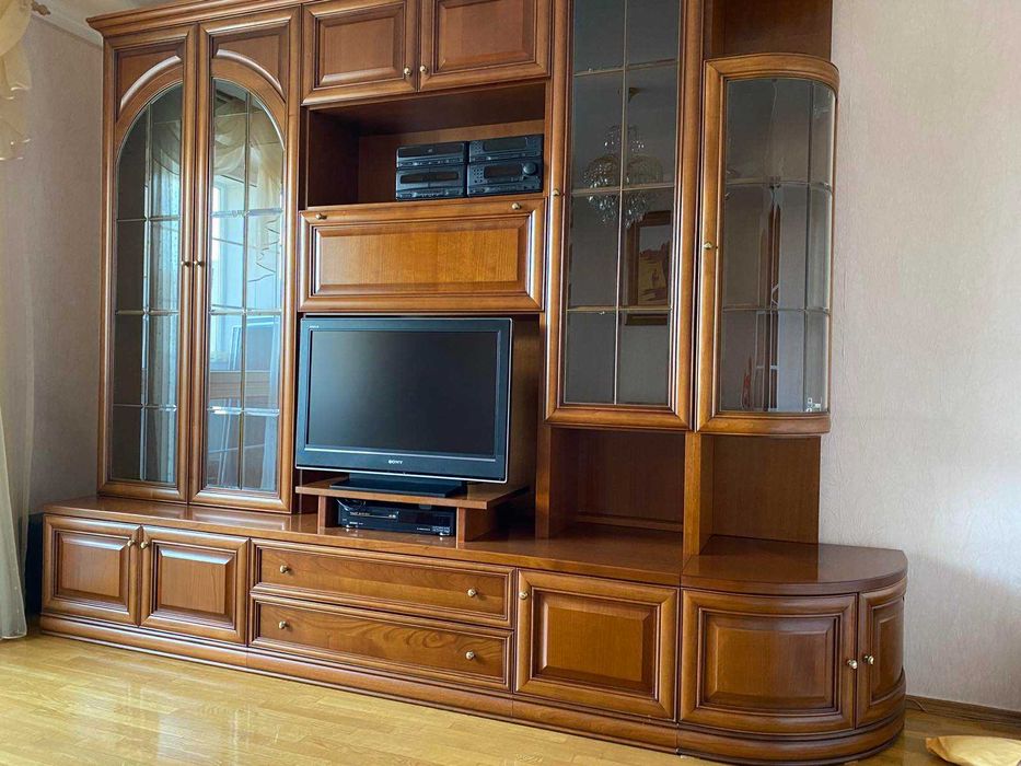 Стенка орех массив для зала