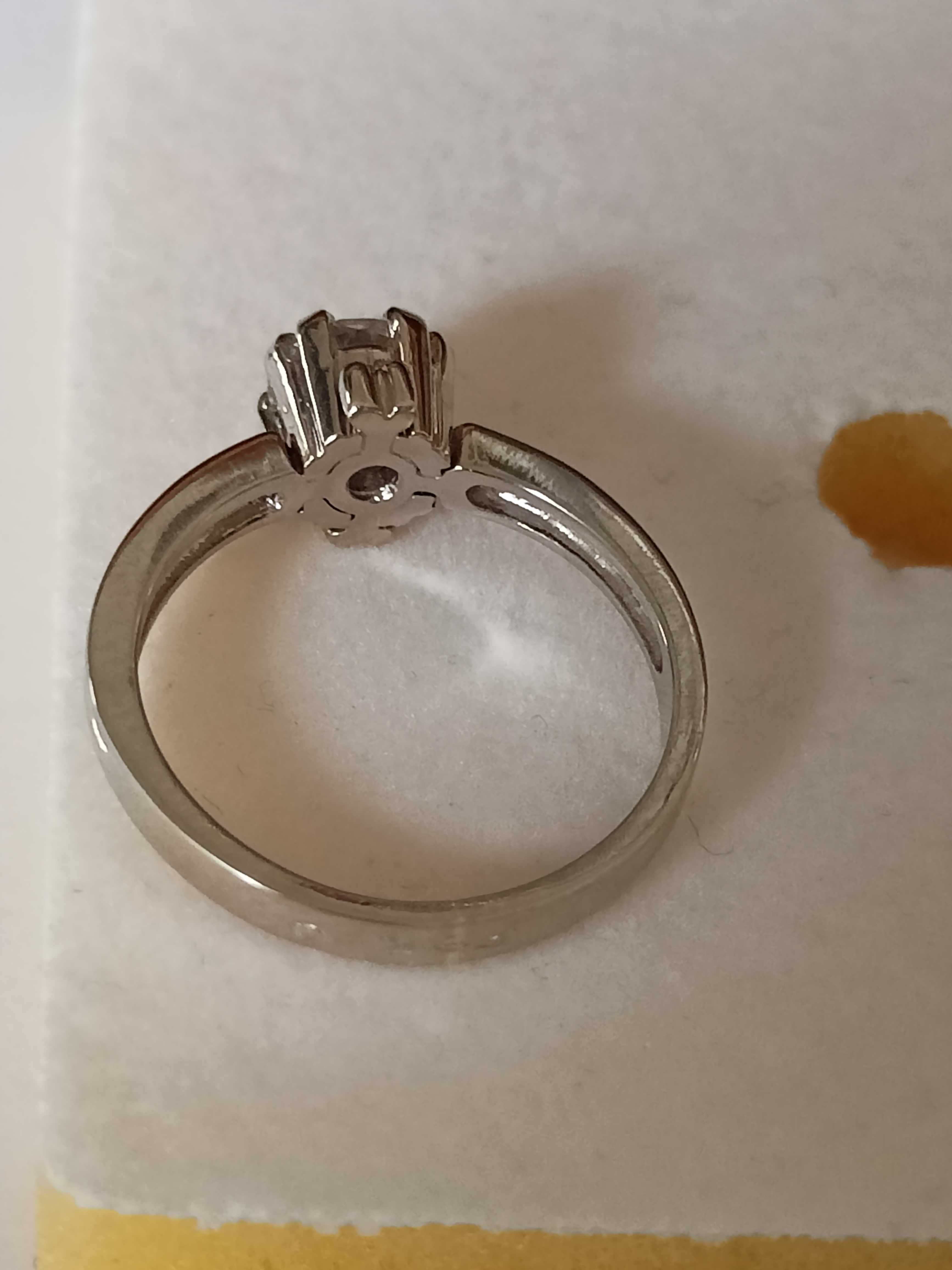 Pierśconek złoto 585 z brylantem 0,75 ct (certyfikat )