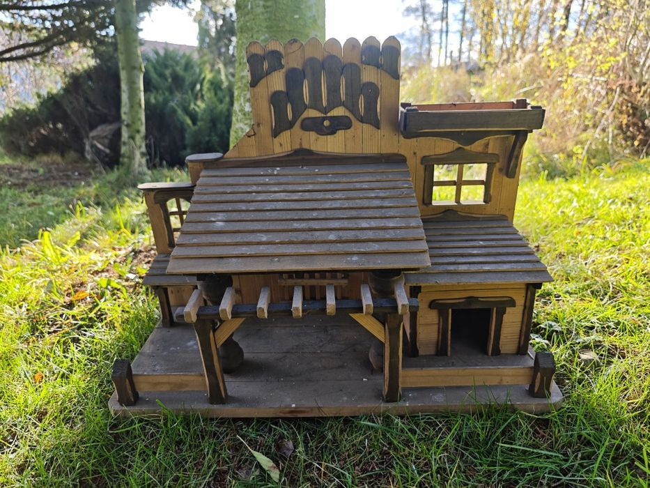 Drewniana stajenka bar saloon z drewna boże narodzenie