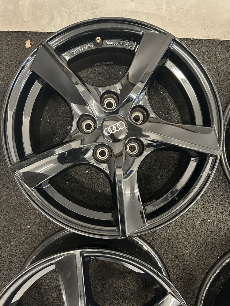 600 Felgi Aluminiowe AUDI R 16 5x112 otwór 57,1 Bardzo Ładne Czarne
