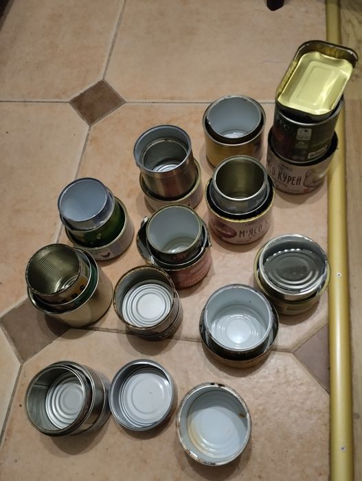 Банки пусті залізні