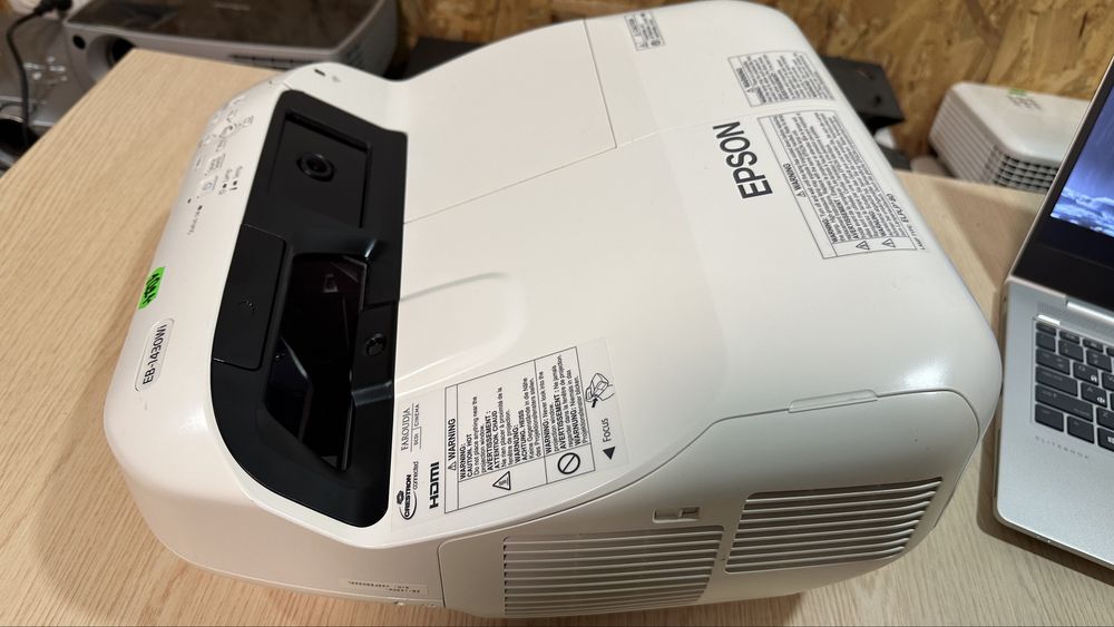 Ультракороткофокусний проектор Epson EB-1430Wi