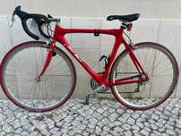 Bicicleta de estrada em Carbono.
