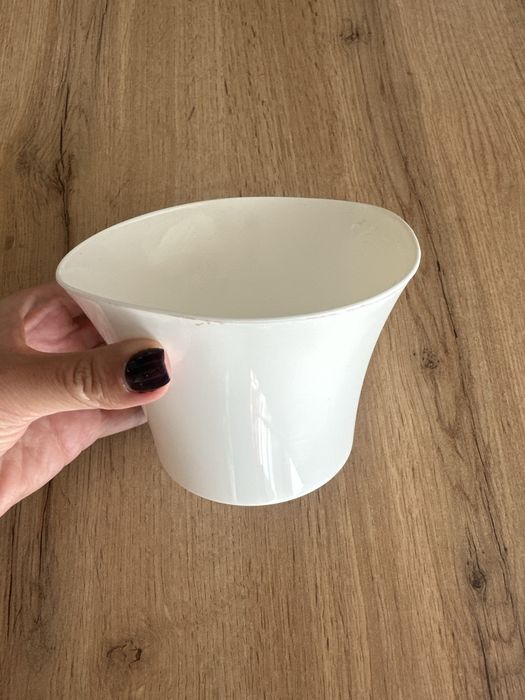 Biała plastikowa doniczka