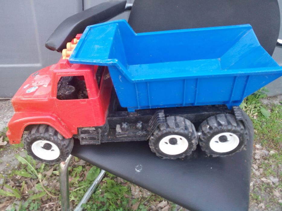 Машины детские :  самосвал и мусоровоз ( фура)