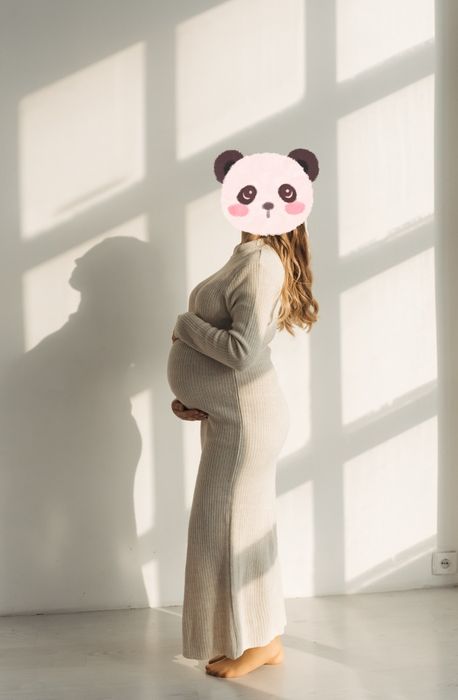 Молочна в’язана сукня міді — тепла, стильна, ідеальна для фотосесій