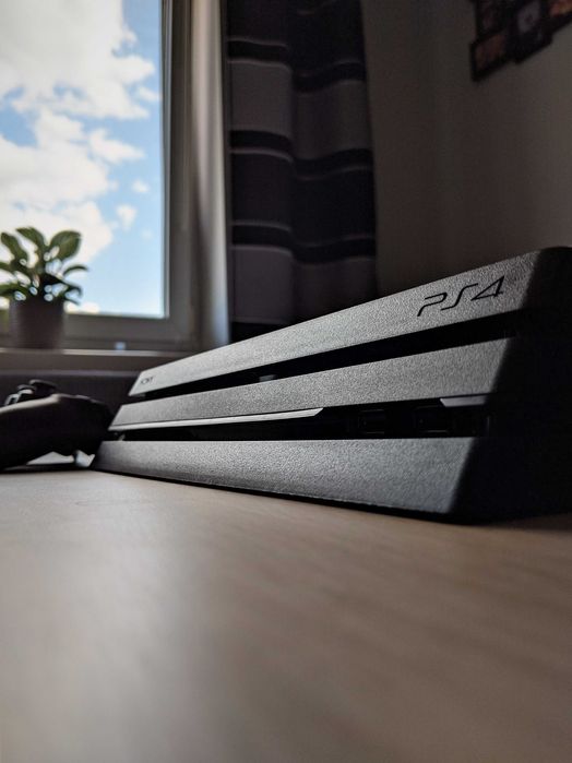 Konsola PlayStation 4 PRO 1TB + Oryginalna ładowarka do padów SONY