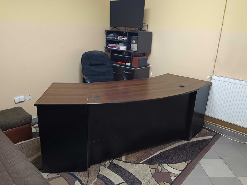 Biurko z szafkami i fotelem.