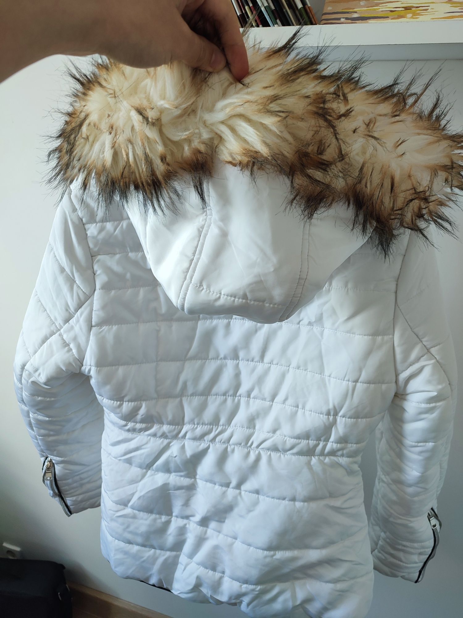 Puchowa pikowana kurtka damska biała na zimę