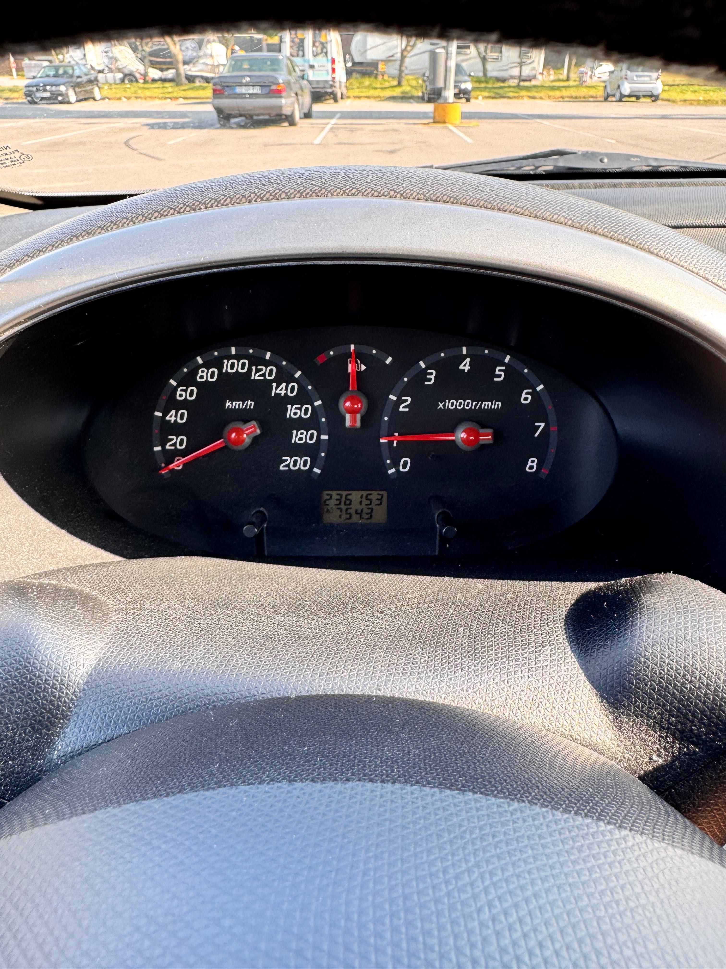 Nissan Micra 2004 em perfeito estado