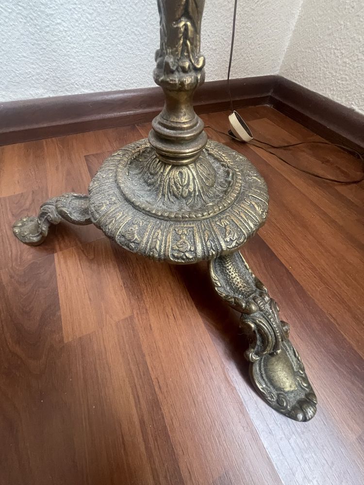 Candeeiro de pé alto