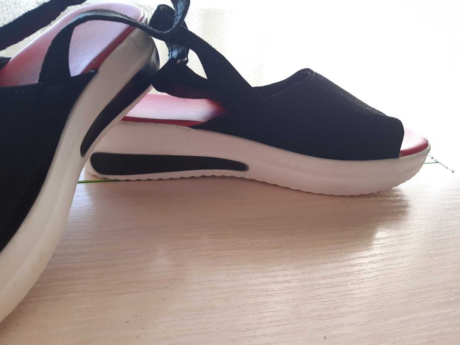 Босоножки на 39-40 рр. Спандекс на липучке. На среднюю ногу не полную.