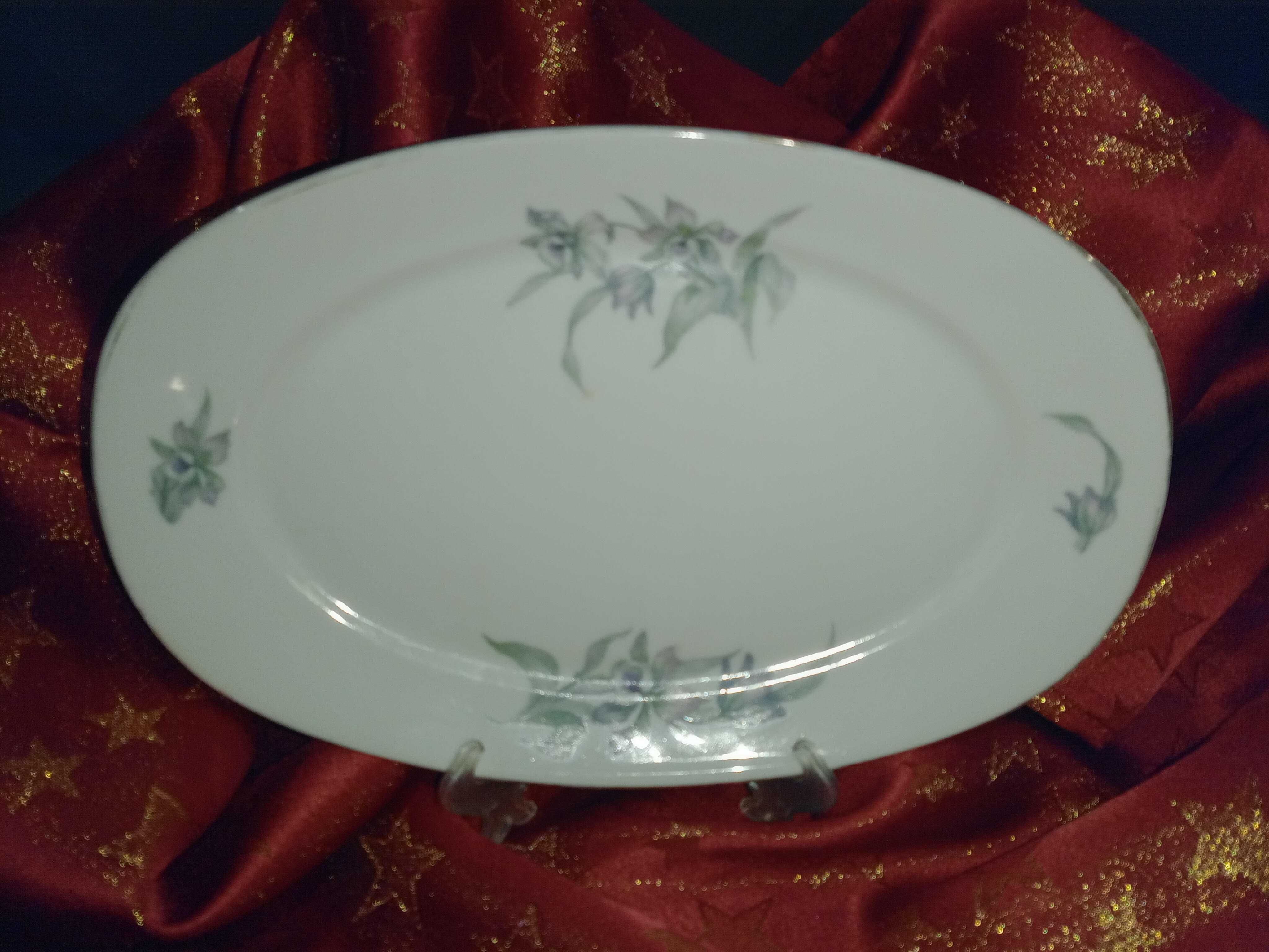 Półmisek porcelanowy w białym kolorze w kwiaty i z złotą obwódką.