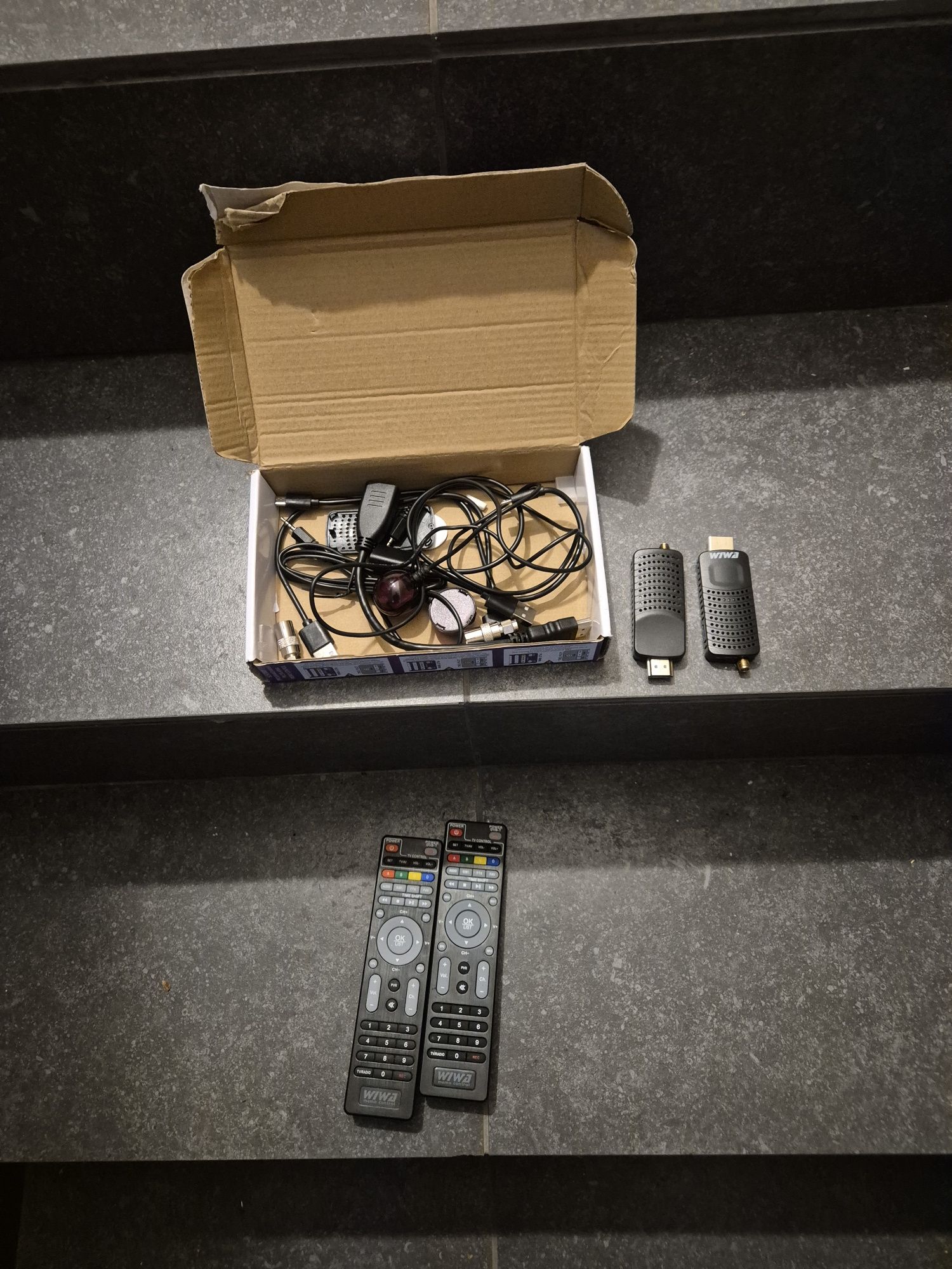 Dwa dekoder dvbt2 wiwa mini usb uszkodzone na części