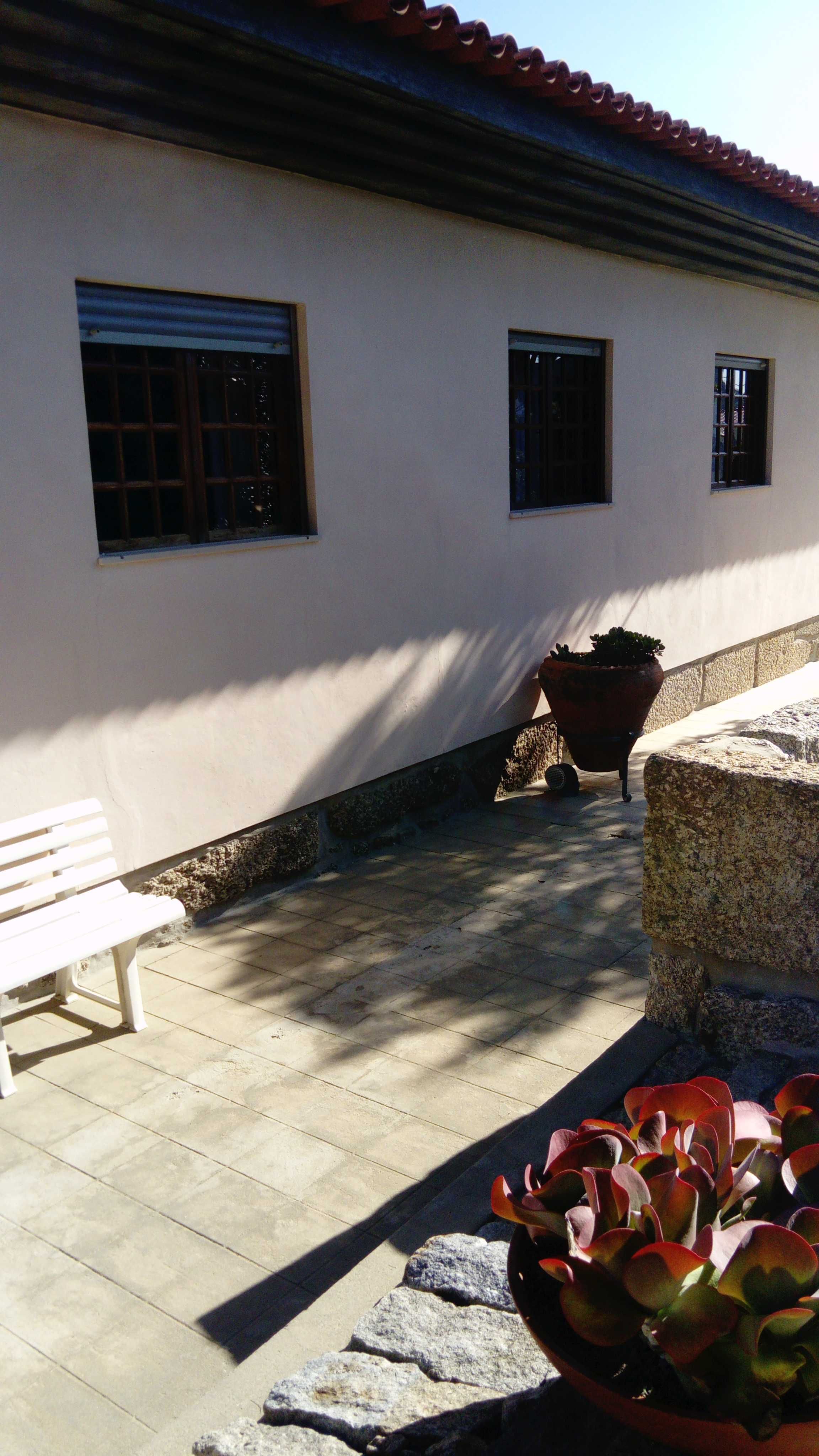 Portas e janelas em madeira castanha