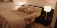 Cama de casal e mesas de cabeceira