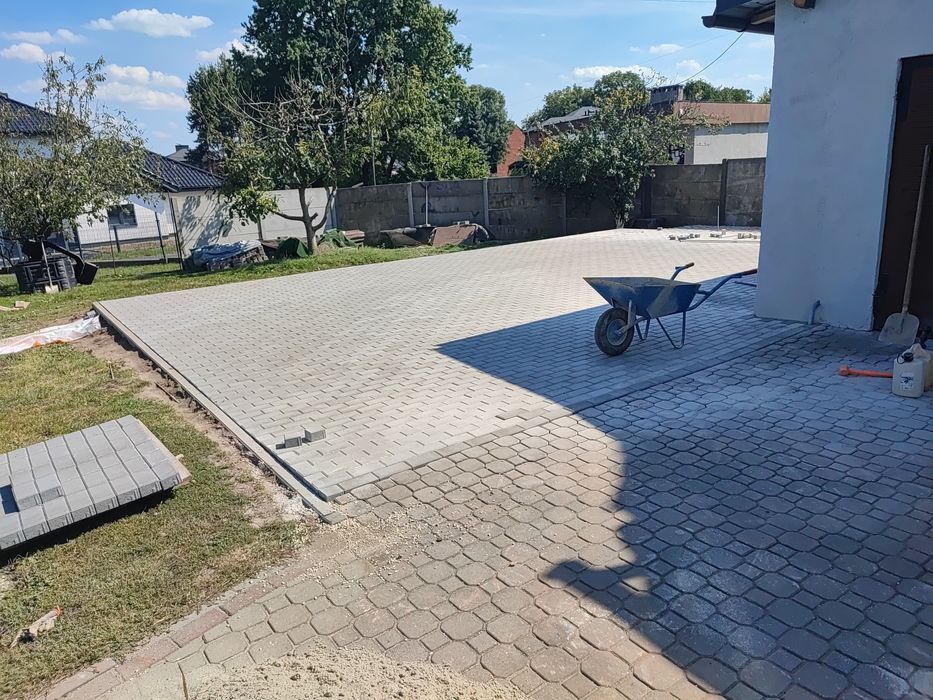 Układanie kostki brukowej obrzeży krawężnika