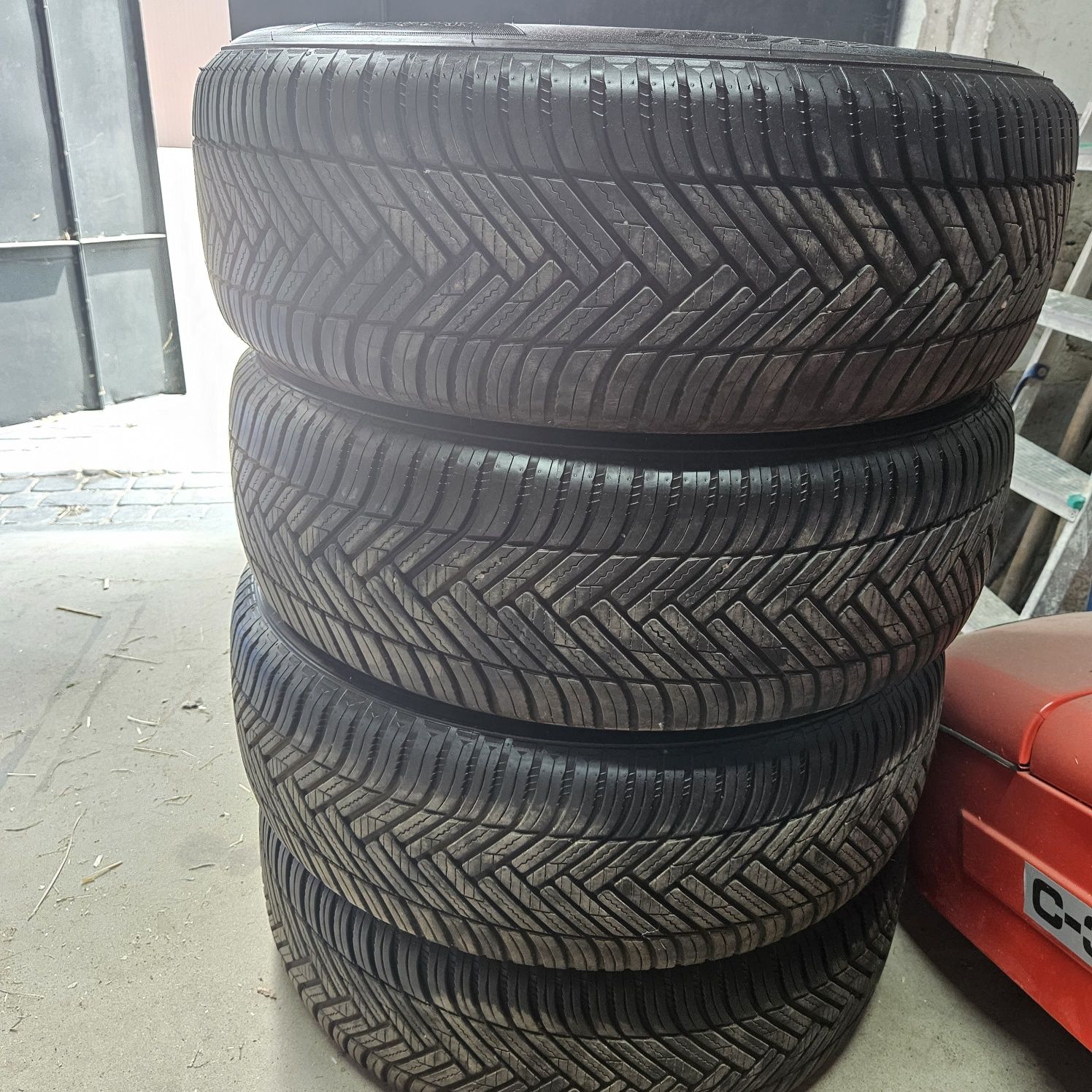 Opony Wielosezonowe Hankook 235/60R18 jak nowe