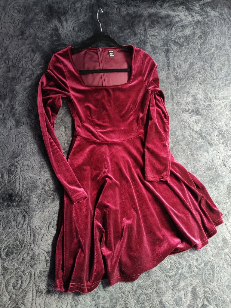 Bordowa burgundowa sukienka w rozmiarze s 36 welurowa