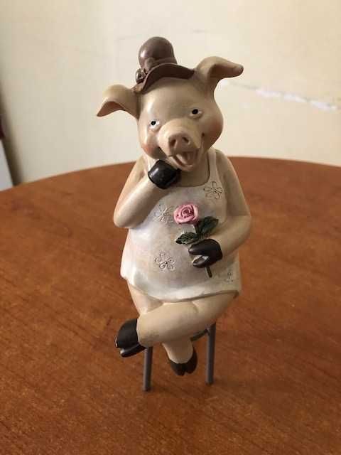 Декоративная статуэтка «Свинка с розой на стуле»