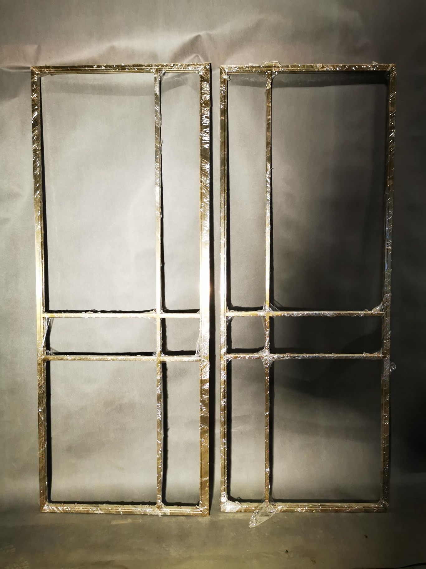 Drzwi uchylne metalowo szklane loft. Złote