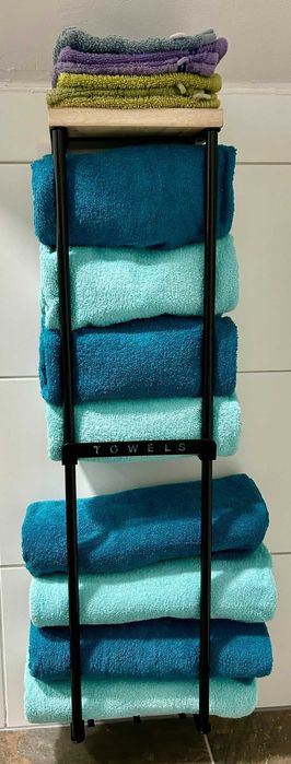 Półka łazienkowa na ręczniki wiszący nowoczesny z haczykami półką