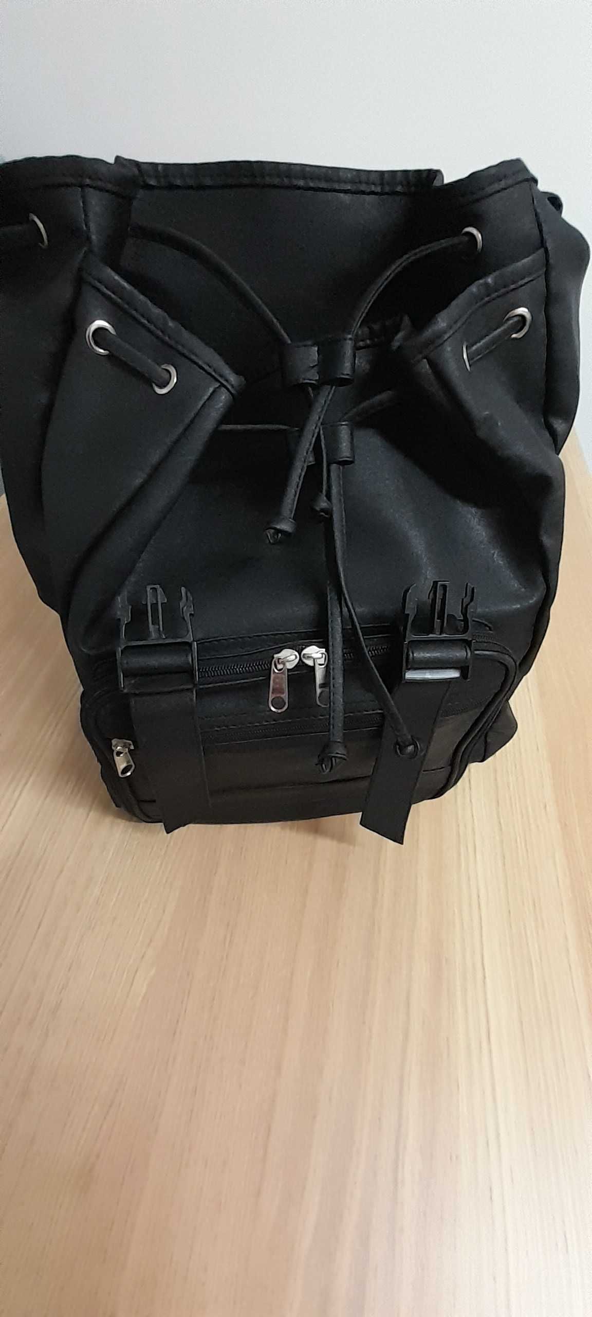 Mochila em pele de côr  preta