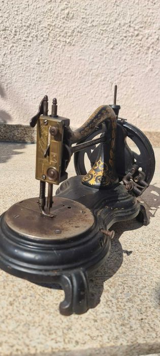 Vendo máquina de costura antiga de coleção