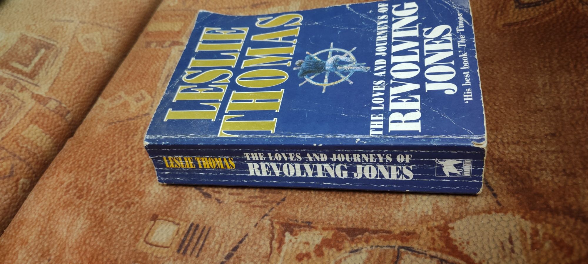 Книга на английском языке жизнь и приключения Джонса. Если Томас.