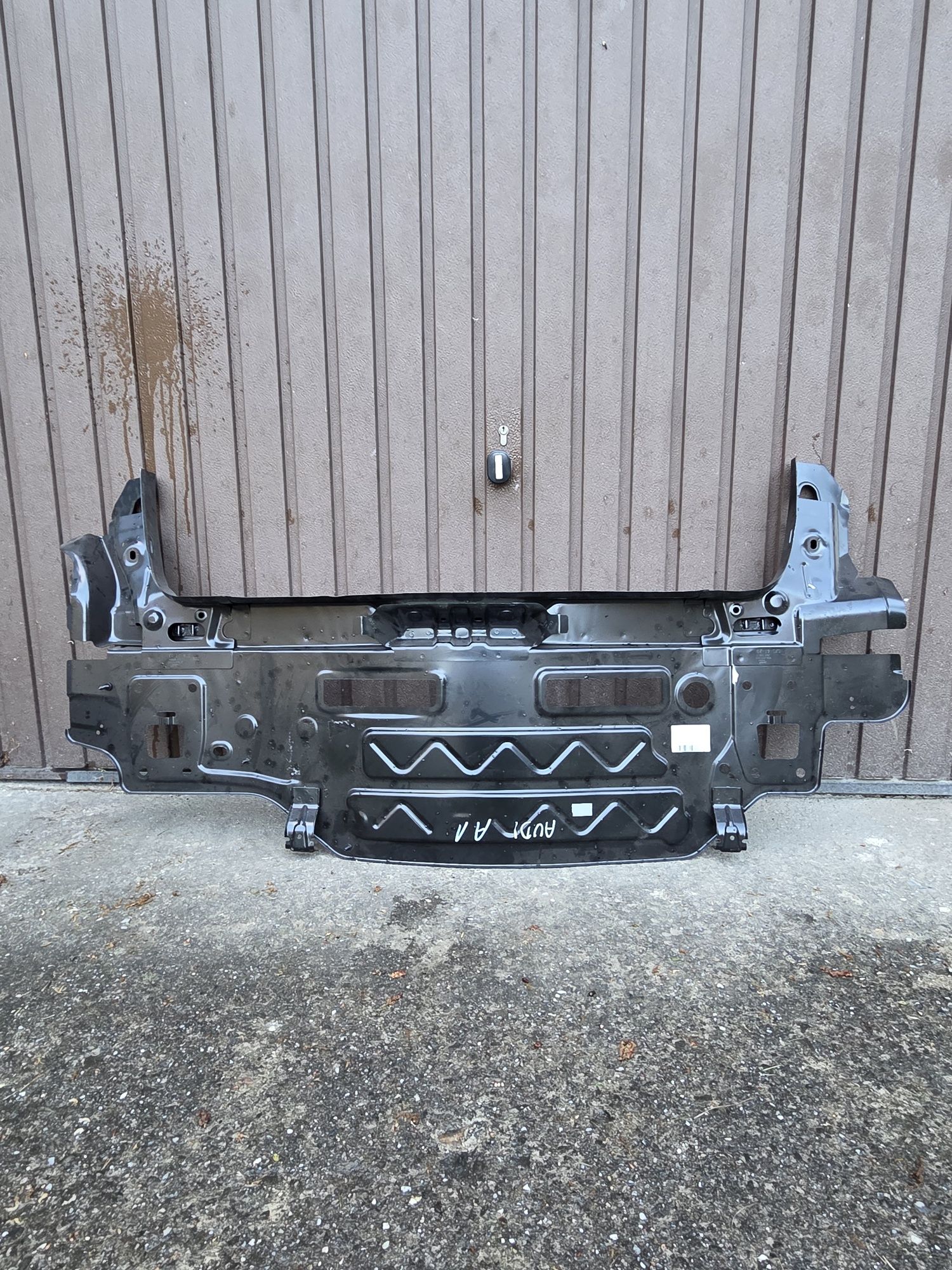 Tylni pas ściana Audi A1 S1 2 ll 82A 82G 18-24 rok