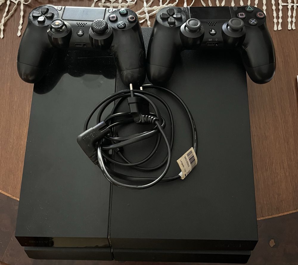PS4 modelo Fat com dois comandos (só dá jogos digitais)