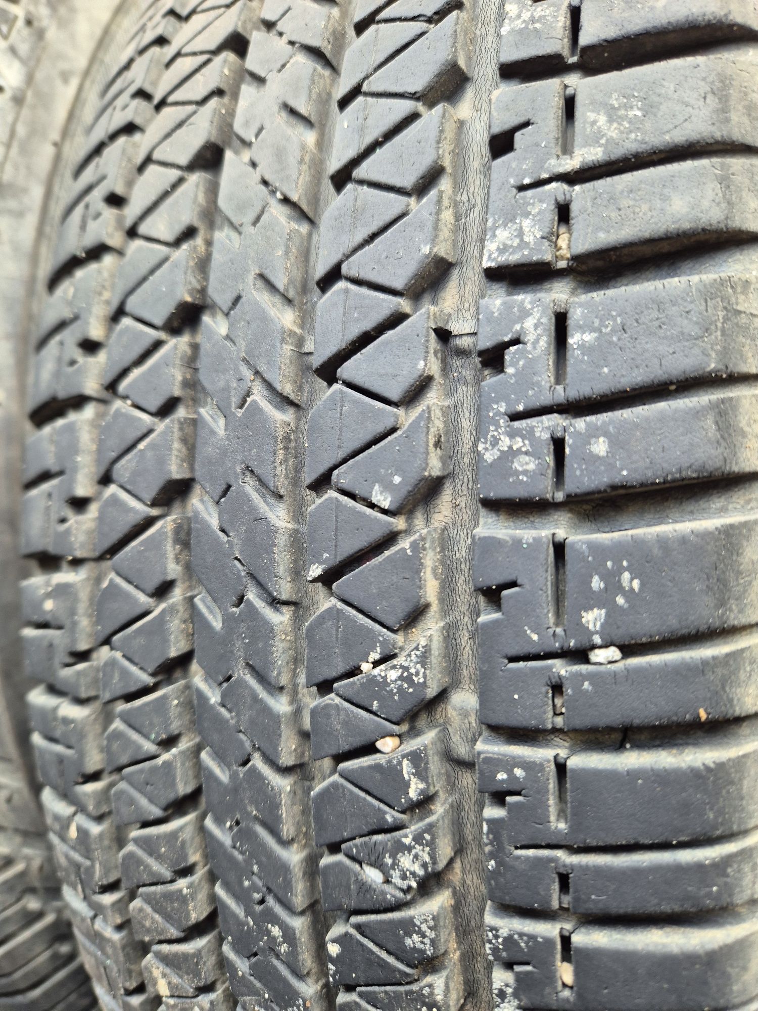 Opony Bridgestone  używane w bardzo dobrym stanie . Bieżnik 6 mm