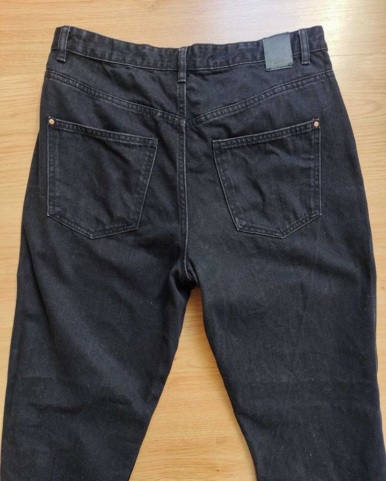 Czarne jeansy wysoki stan mom fit Sinsay