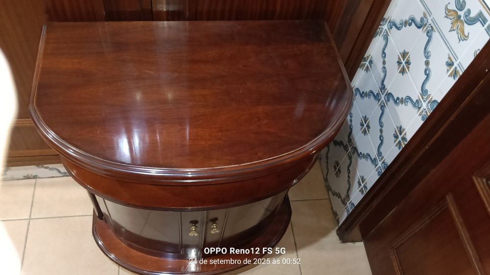 MÓVEL TV de Sala, Rotativa_Mogno_Envernizada
EM MOGNO-MADEIRA MACIÇA