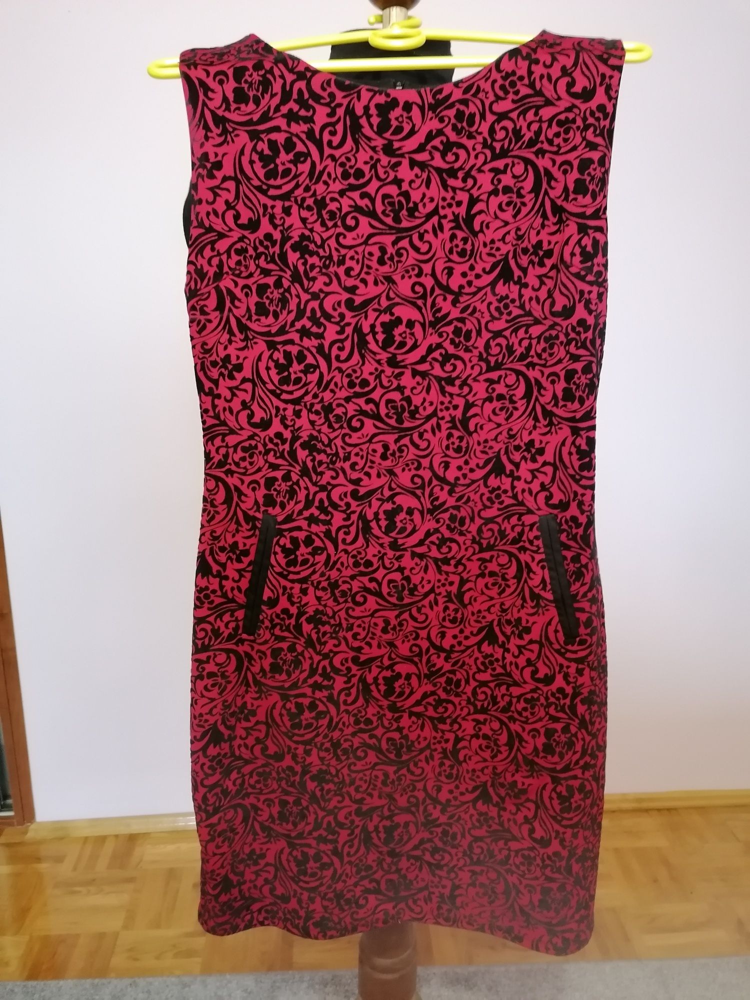 Czerwona sukienka z zamszowym wzorem