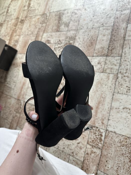 Продам босоножки на каблуке размер 38-39