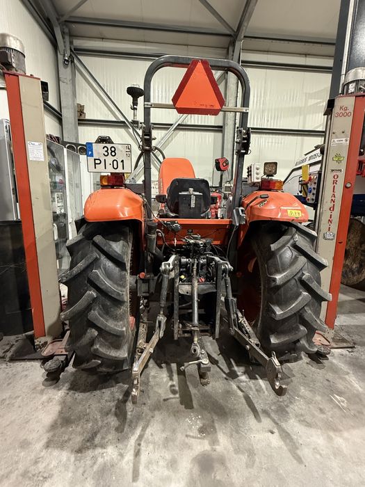 Trator Kubota M7060