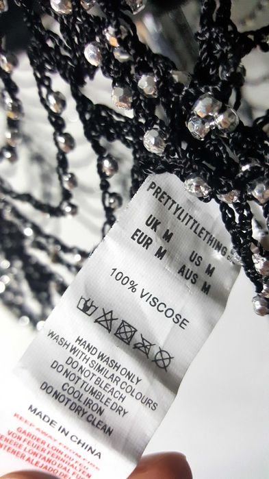 PrettyLittleThing Czarna siateczkowa sukienka z koralikami Glamour 38