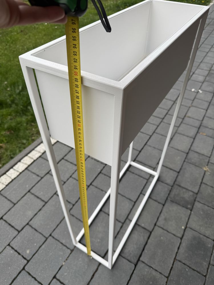 Prostokatny kwietnik metalowy bialy wysokosc 90 cm