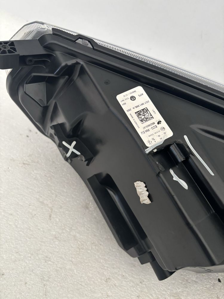 VW Taigo 2G7 20- lampa prawy przód prawa przednia EU