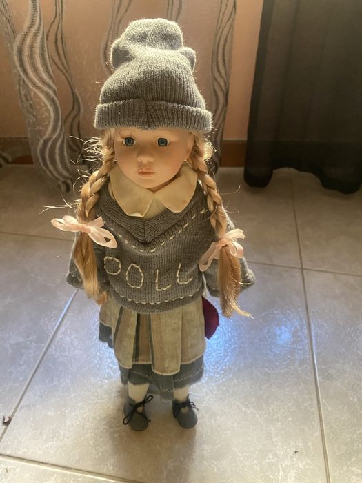 Boneca em porcelana .